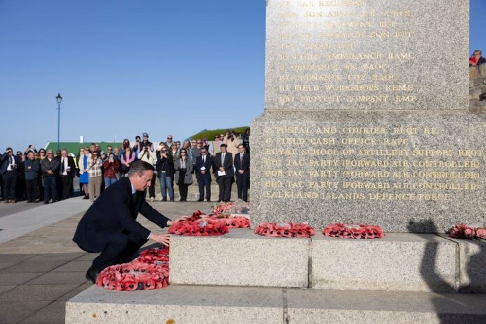 Cameron deja sus respetos en un monumento a los caídos británicos en la guerra de 1982. (X @David_Cameron)