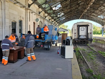 Trabajadores de Trenes Argentinos retiran el mobiliario de la estación Bahía Blanca Sud. Trabajadores de Trenes Argentinos retiran el mobiliario de la estación Bahía Blanca Sud.