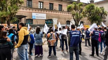 Protesta en el Centro de Referencia Unzué de Mar del Plata tras el anuncio del cierre de estos espacios. (Diario La Capital)