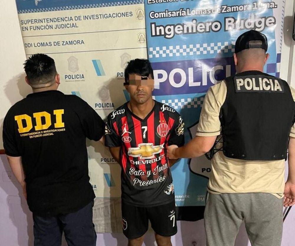 La Policía con Daniel Chamorro, acusado de asesinar a una chica dentro de un hotel alojamiento. (Policía bonaerense)