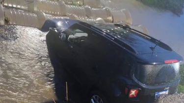 La camioneta Jeep Renegade que fue arrastrada por el Arroyo Rodríguez en plena tormenta de Santa Rosa, en La Plata.