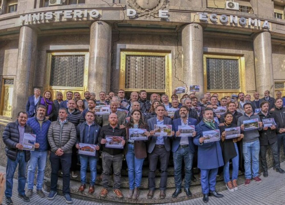 Intendentes peronistas junto a funcionarios del Gabinete de Kicillof.