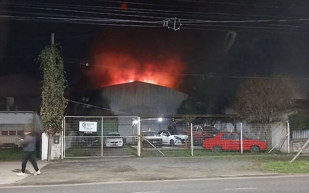 Las llamas devoraron una agencia de autos ubicada en la esquina de 122 y 47 en Ensenada