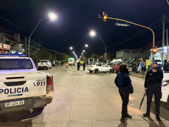 Más de cien motos circulaban en caravana por la avenida Talcahuano cuando un coche se cruzó y atropelló a varios rodados, dejando un muerto y seis heridos. (La Capital de Mar del Plata)
