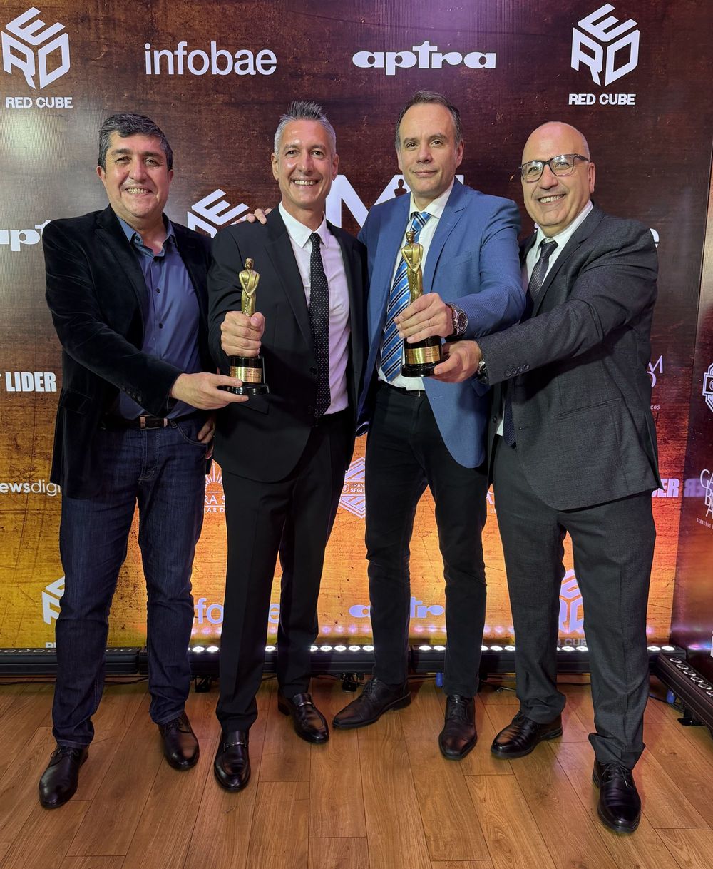 El periodista Daniel Avellaneda (2do der.), ganador del Martín Fierro en la categoría columnista deportivo, junto a Gonzalo Irazoqui, Sebastián Ignacio y Gabriel González.