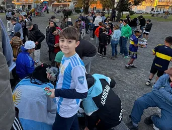 Lolo Arce en la Plaza Belgrano de Cañuelas, durante el primer encuentro para intercambiar figuritas del Mundial. Lolo Arce en la Plaza Belgrano de Cañuelas, durante el primer encuentro para intercambiar figuritas del Mundial.