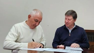 La firma del acuerdo entre Gustavo Elías, de la UIBB, y el intendente Carlos Bevilacqua. (Facebook Unión Industrial de Bahía Blanca)