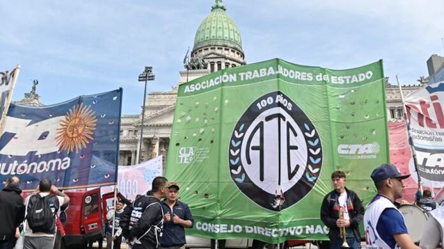 Trabajadores estatales en una protesta.