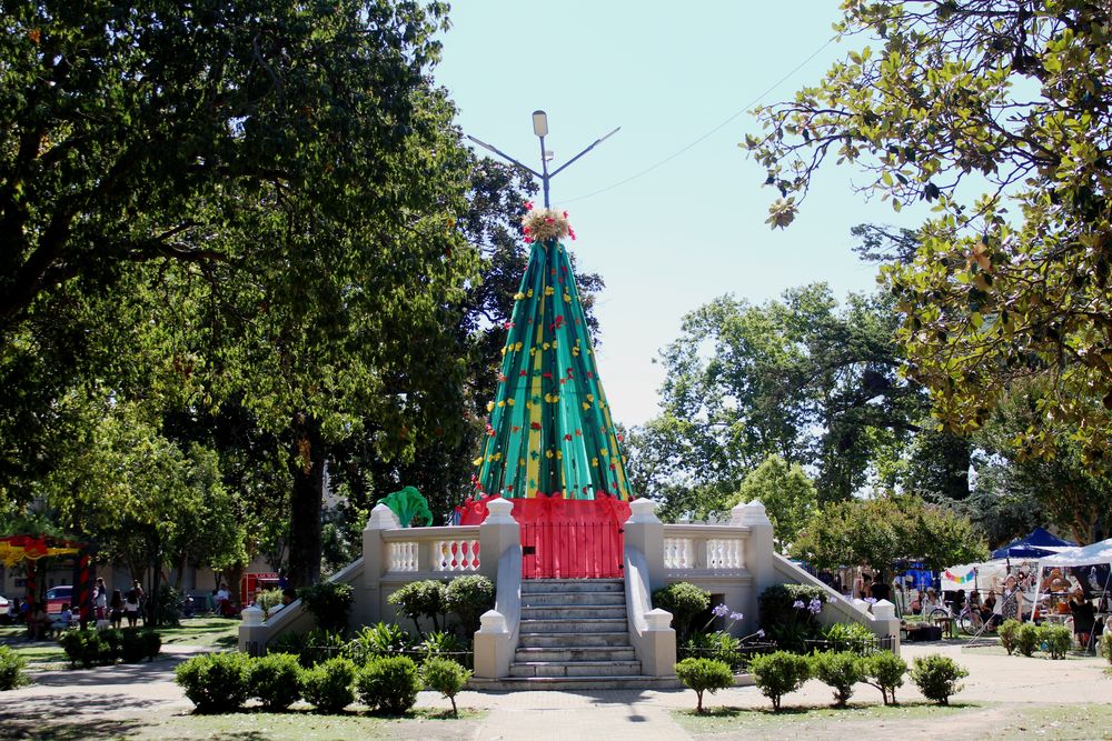 La Plaza Balcarce, corazón de la Fiesta del Pan Dulce en Suipacha.