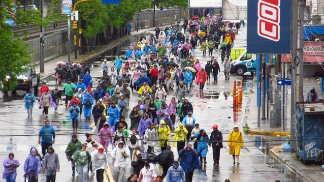 Los peregrinos que salieron hacia Luján no se amilanaron ante la lluvia.