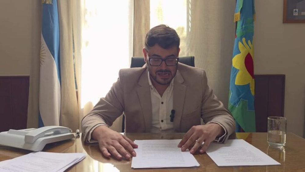 Matías Nebot (Saavedra-Pigüé) lee el texto del comunicado donde se anuncian los recortes. (Instagram @matias_nebot)