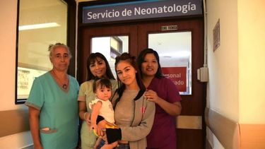 Saira y su hija, la pequeña Amely, con tres de las enfermeras salvadoras de Bahía Blanca: Fabiana Castillo, Carolina Cari y Luciana Marrero.