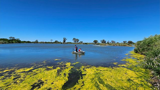 Trabajo con ecosondas para relevar la topografía de las canteras bonaerenses.&nbsp;