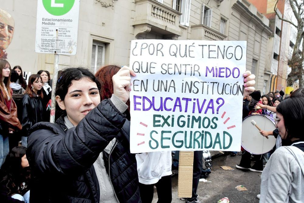 La protesta por la instalación de cámaras en el SUM de la Escuela Secundaria de Educación Artística (ESEA) Polivalente de Arte.