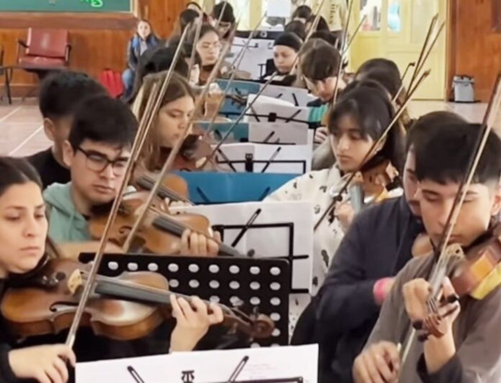 Jóvenes violinistas en pleno ensayo para el gran concierto de cierre del Segundo Encuentro Latinoamericano de Orquestas “LATE 2025”. Jóvenes violinistas en pleno ensayo para el gran concierto de cierre del Segundo Encuentro Latinoamericano de Orquestas “LATE 2025”.
