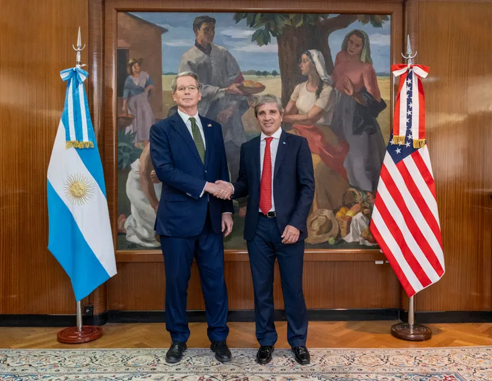 Scott Bessent y Luis Caputo durante la visita del funcionario norteamericano a Argentina.&nbsp;