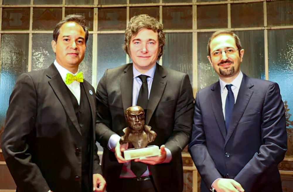 Javier Milei con el premio del Instituto Juan de Mariana. (Captura de video)