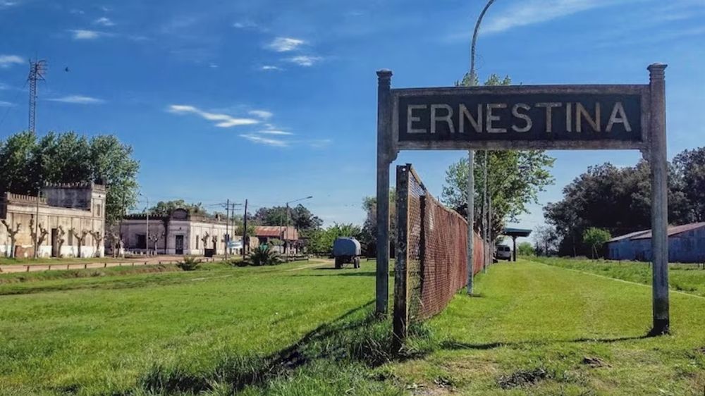 La estación de Ernestina, que era escala para que las locomotoras a vapor del Ferrocarril del Sud se abastecieran de agua. La estación de Ernestina, que era escala para que las locomotoras a vapor del Ferrocarril del Sud se abastecieran de agua.