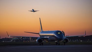 Un avión despegando.