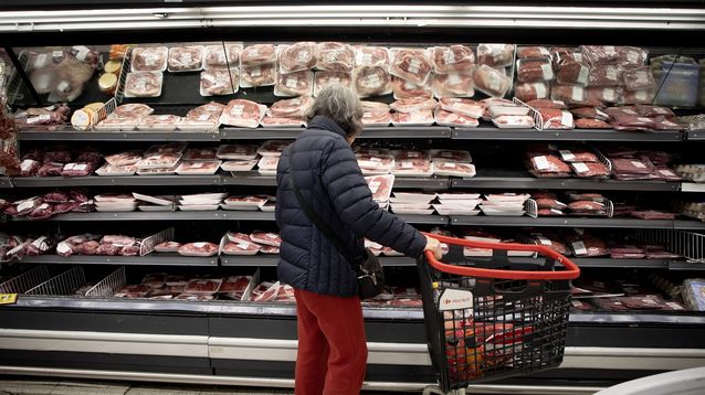 Una mujer frente a la góndola de la carne en un supermercado. (Agencia Xinhua)