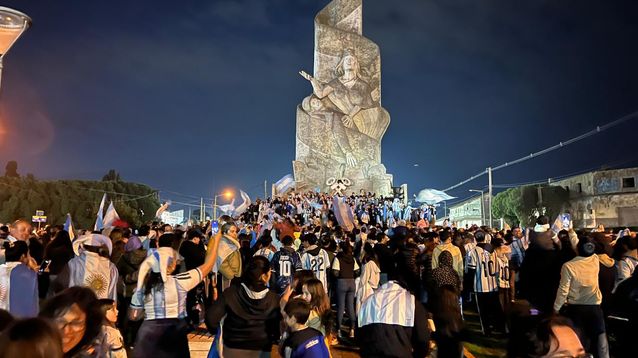 Cientos de personas llegaron al monumento Gesta de Malvinas, en Quequén para celebrar el triunfo de la Selección argentina ante Inglaterra.&nbsp;