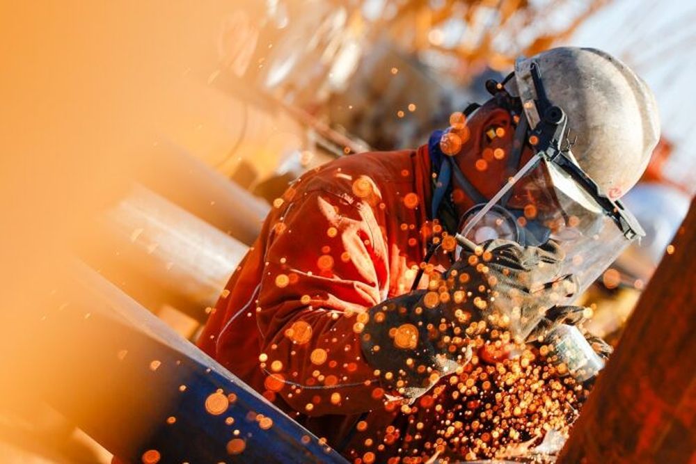 Un trabajador en una industria. (Xinhua)