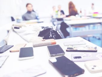 La restricción del uso de celulares y pantallas en las aulas, siempre en debate.&nbsp;