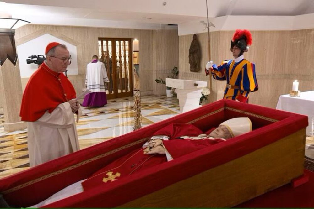 El papa Francisco en su féretro en la capilla de Santa Marta. (Vatican News)