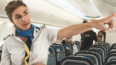 Personal de Aerolíneas Argentinas arriba del avión. 