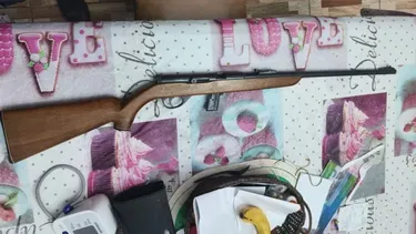 La carabina con la que Emilio Poncho ultimó al delincuente que entró a su casa. (Policía Bonaerense)