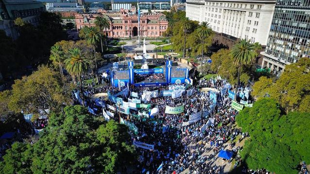 La Plaza de Mayo, durante la marcha de la CGT. La Plaza de Mayo, durante la marcha de la CGT.