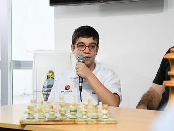 Faustino Oro, el niño prodigio de 12 años, se enfrenta al campeón argentino, Sandro Mareco. Faustino Oro, el niño prodigio de 12 años, se enfrenta al campeón argentino, Sandro Mareco.