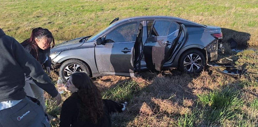 Rocío Bonacci -en el piso- y el vehículo en el que viajaba, luego del accidente. (Redes)