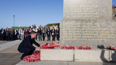 Cameron deja sus respetos en un monumento a los caídos británicos en la guerra de 1982. (X @David_Cameron)