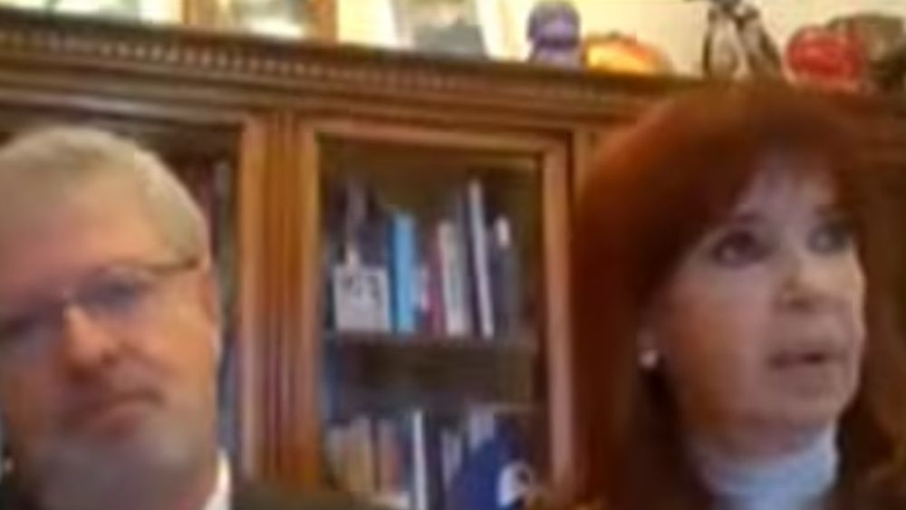 Cristina Fernández junto a su abogado, en la primera audiencia del juicio en la causa Cuadernos. Cristina Fernández junto a su abogado, en la primera audiencia del juicio en la causa Cuadernos.