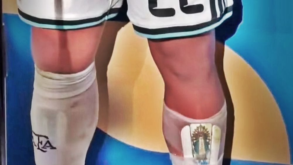 La Virgen de Luján, protectora de Argentina, en la canillera de Lautaro Martínez.&nbsp;