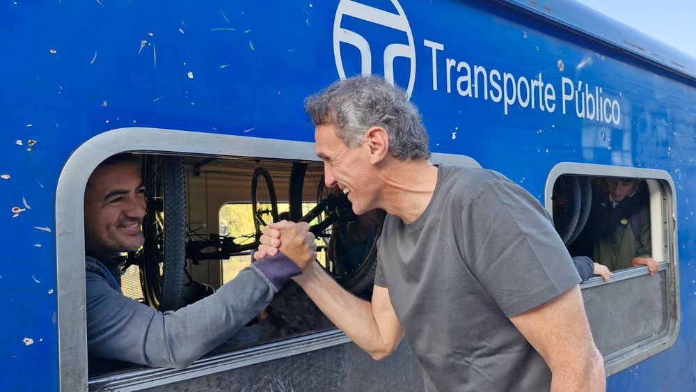 Gabriel Katopodis saluda a un trabajador de trenes.&nbsp;