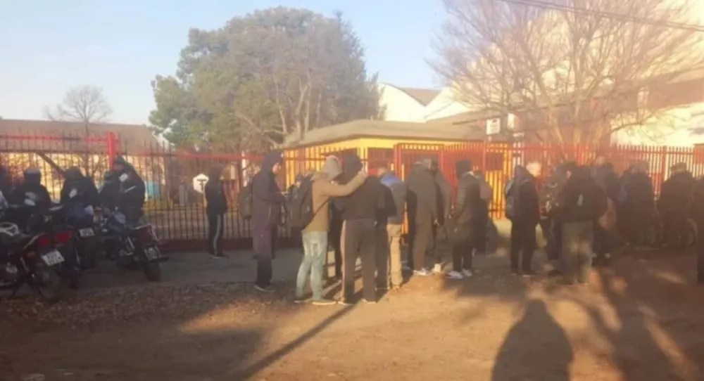 Los trabajadores se enteraron del cierre al llegar a la planta. (El Varelense)