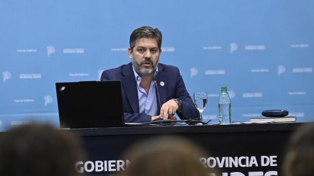 El ministro de Gobierno bonaerense, Carlos Bianco, en conferencia de prensa. (X @Kicillofok)