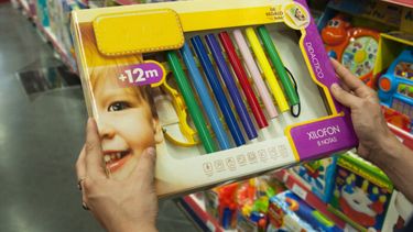 Una persona en una juguetería.