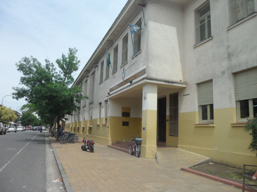 La Escuela de Educación Secundaria Técnica Nro 1 Mariano Moreno de Chivilcoy.