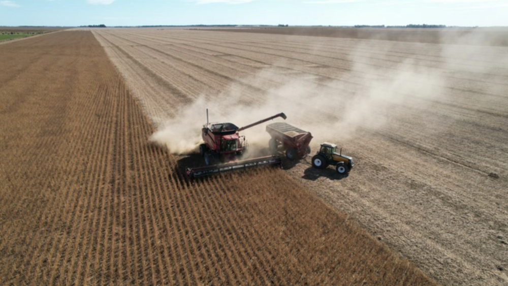 Máquinas trabajando en el campo.