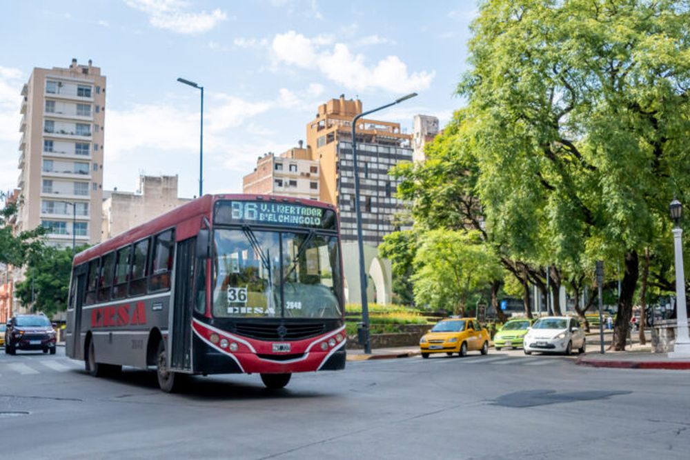 Un colectivo circulando por la Ciudad de Córdoba.