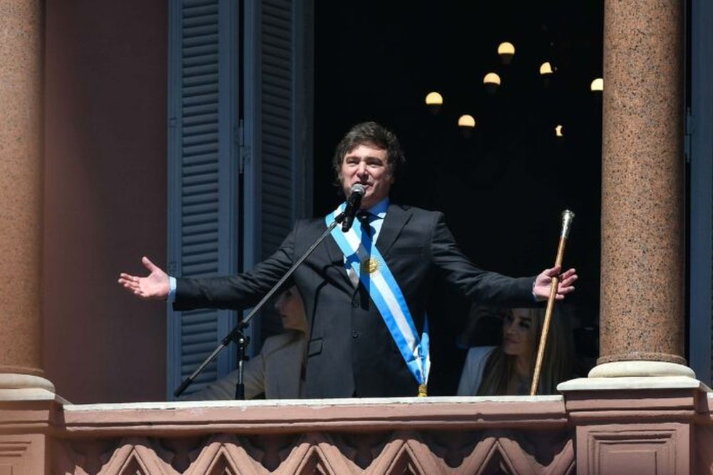 MIlei, en el histórico balcón.