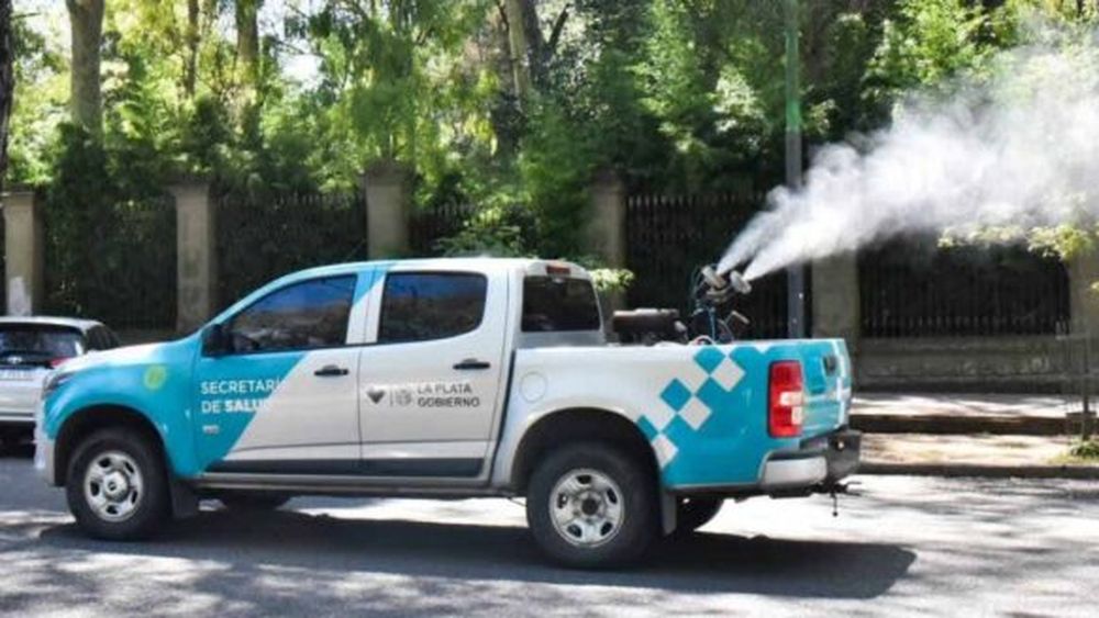 Operativo de fumigación en el casco urbano de La Plata, en la zona del bosque. (Municipalidad de La Plata)