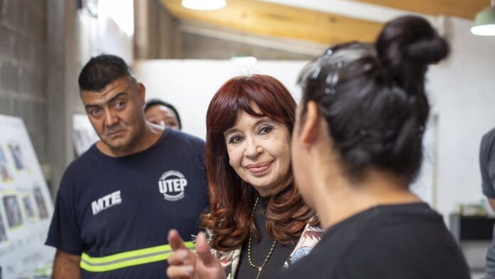 Cristina Kirchner en una recorrida por el Conurbano.