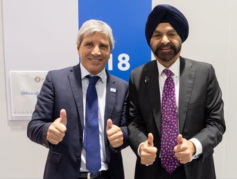 El ministro Caputo y el titular del BID, Ajay Banga, en la reunión de hoy en Bankok.