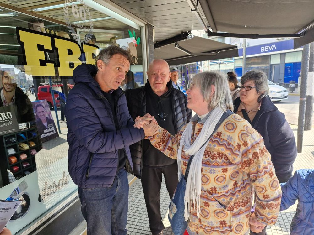 Gabriel Katopodis recorriendo un municipio de la Primera sección.&nbsp;