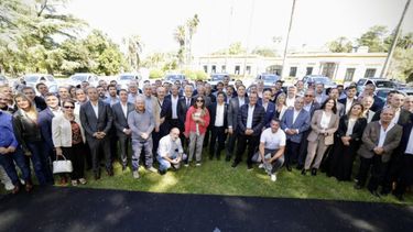 Kicillof junto a intendentes de todas las fuerzas.