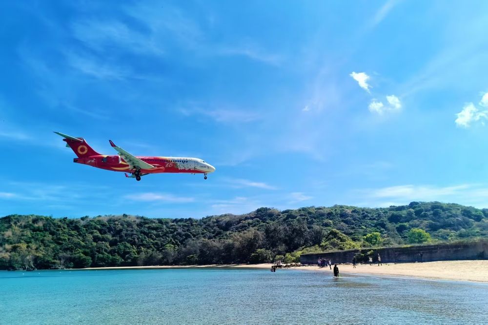 Un avión de pasajeros aterrizando en el Aeropuerto de Con Dao, Vietnam. (Agencia Xinhua)